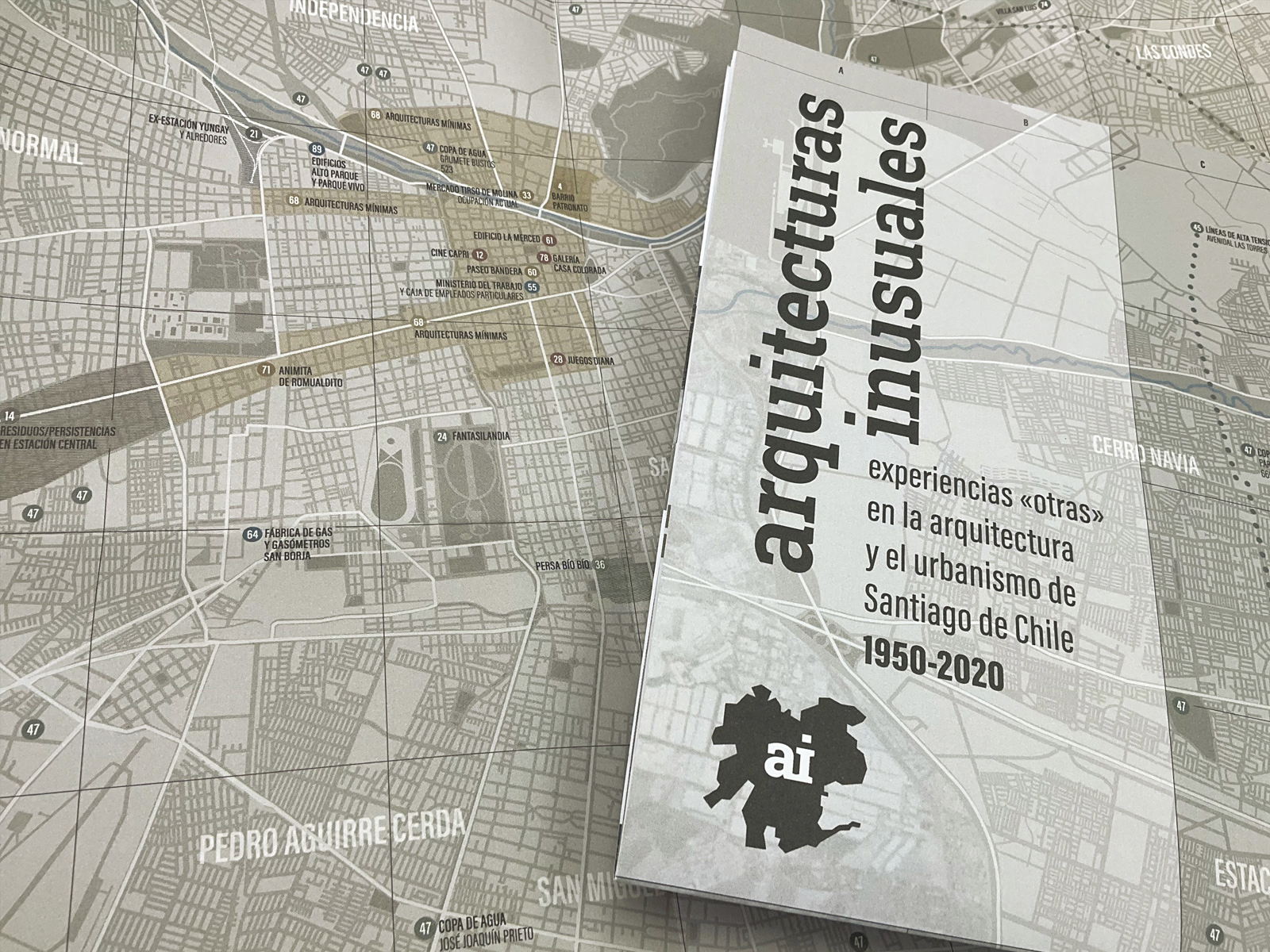 Arquinusuales-03a_1600x1200_04oct22 diseño de mapa desplegable de Santiago para el proyecto Arquitecturas Inusuales. Fondart, Línea Investigación-Arquitectura, 2021