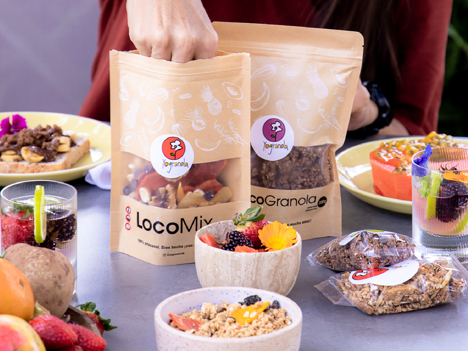 yogranola-05_1600x1200px packaging yogranola. logotipo yogranola, diseñado con lettering. Ilustraciones de ingredientes dibujados a mano, paleta de color alegre y vibrante para marca 100% artesanal, 100% natural y hecho con amor