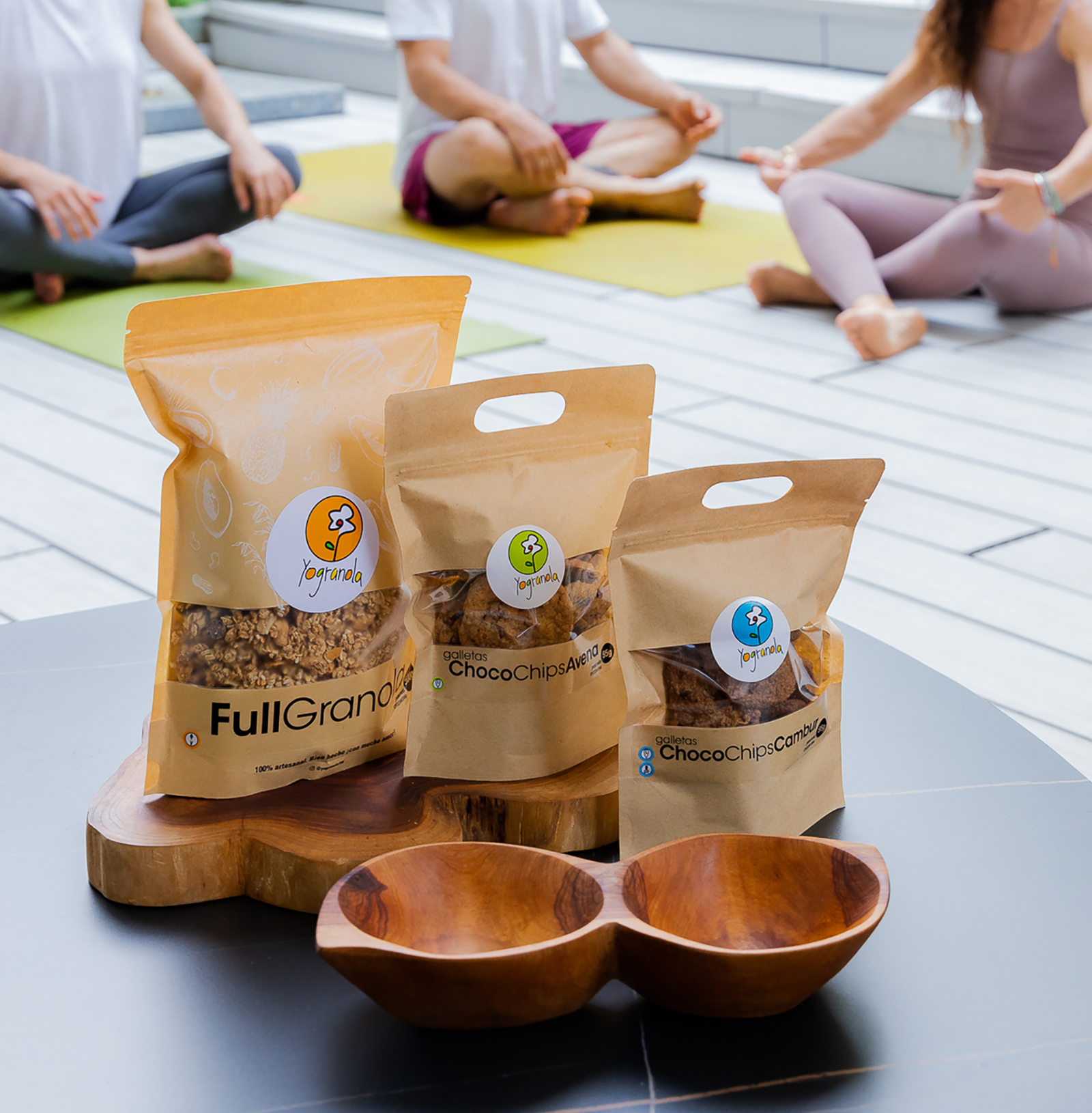 yogranola-07_1600x1630px packaging yogranola. logotipo yogranola, diseñado con lettering. Ilustraciones de ingredientes dibujados a mano, paleta de color alegre y vibrante para marca 100% artesanal, 100% natural, 100% energía y hecho con mucho amor.