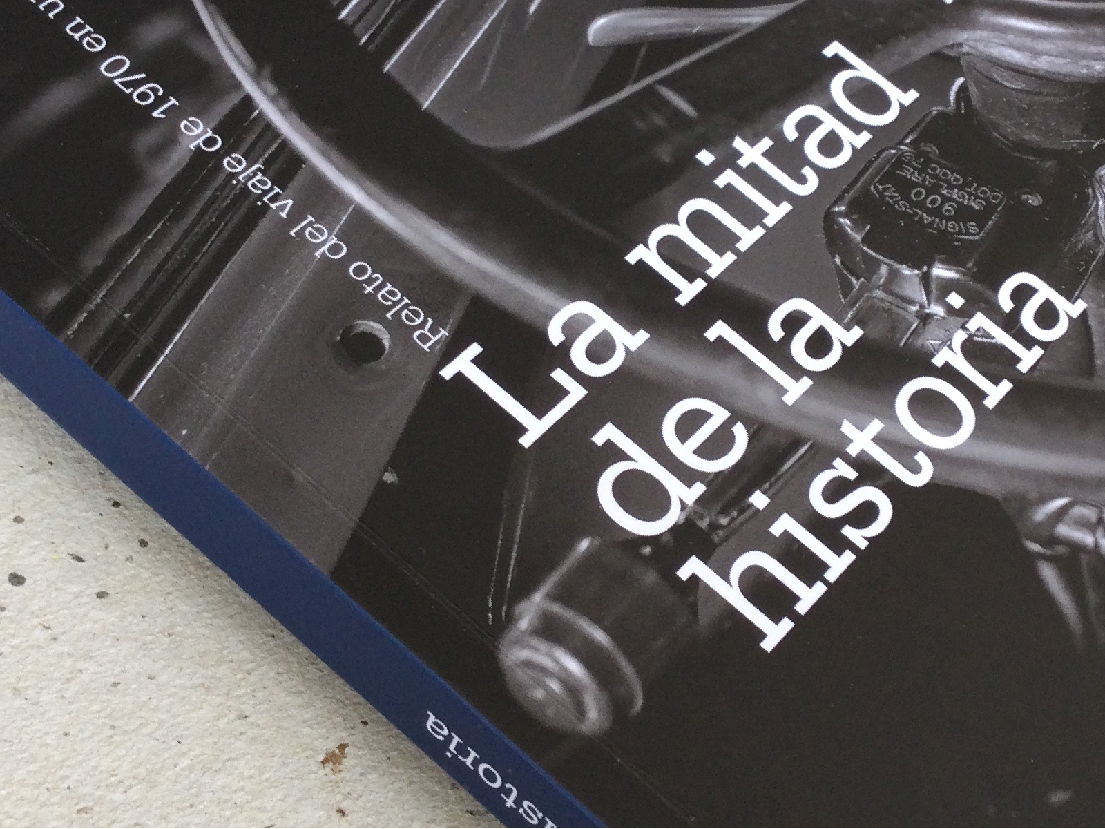 Lamitadela_04_1600x1200px diseño editorial. libro sobre notas de un diario de un viaje en 1970 a bordo de un ford A de 1930, diseño tipográfico con infografía mapa de recorrido por sudamérica